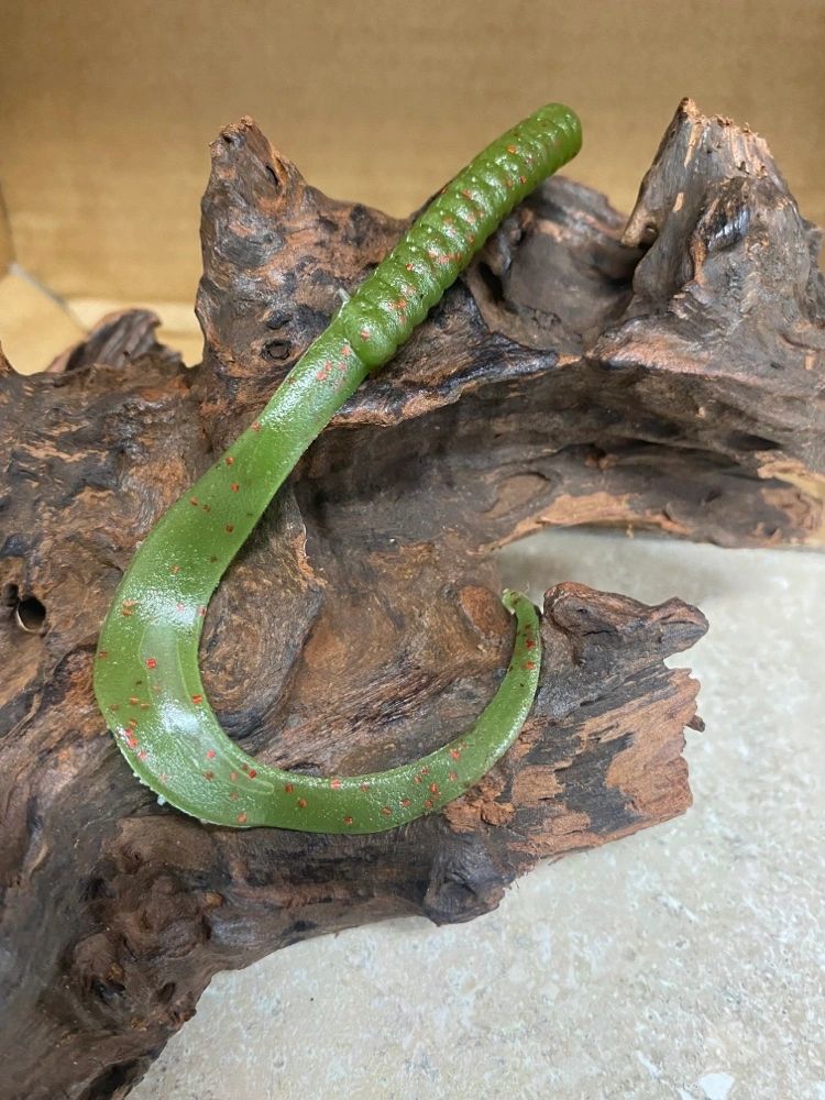 7" Ribbon Tail Worm ( Green Pumpkin w/ Red Flake )